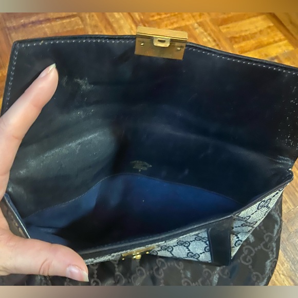 Lightly used vintage Gucci clutch with keys - Picture 2 of 2